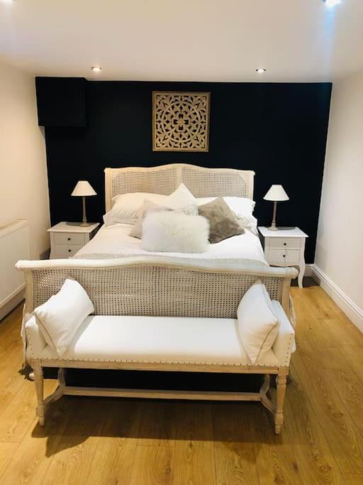 2 Double Bedroom Large Modern Self Contained Apartment Free Parking كامبرلي المظهر الخارجي الصورة