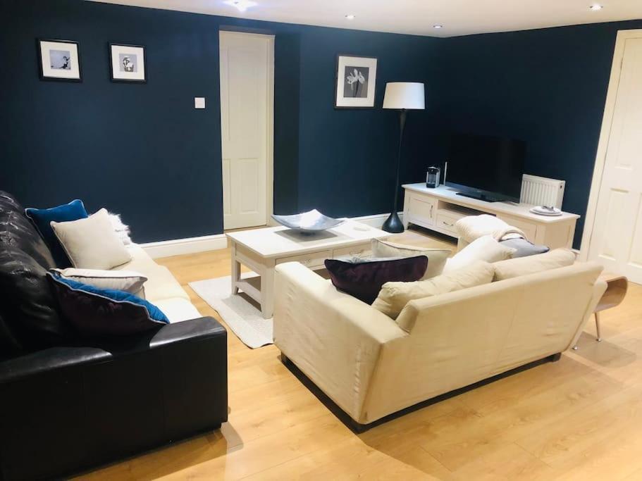 2 Double Bedroom Large Modern Self Contained Apartment Free Parking كامبرلي المظهر الخارجي الصورة