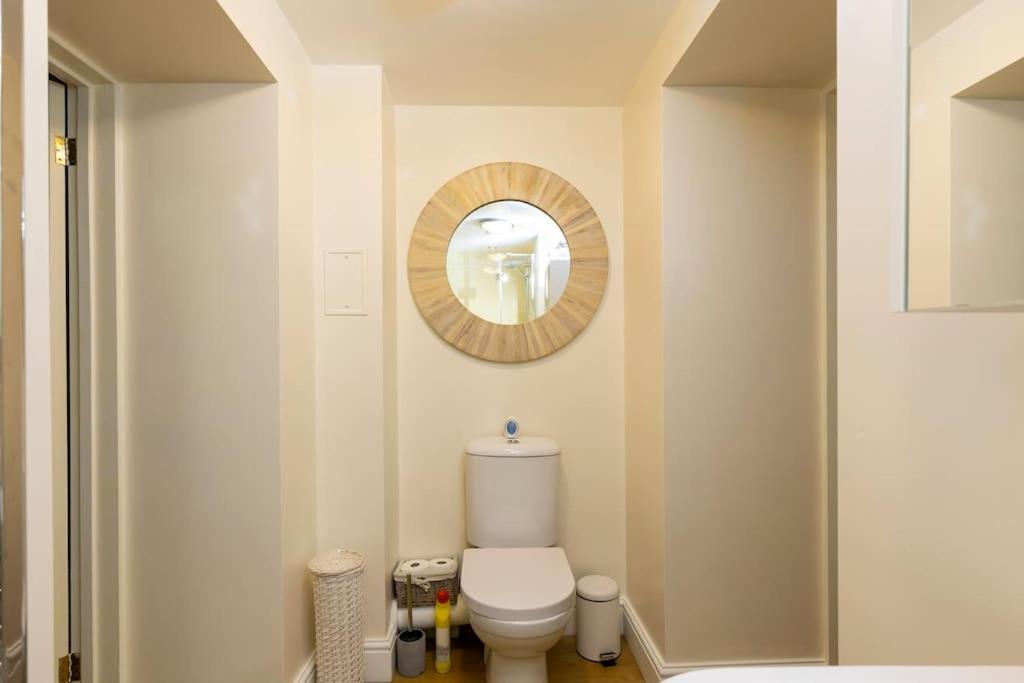 2 Double Bedroom Large Modern Self Contained Apartment Free Parking كامبرلي المظهر الخارجي الصورة