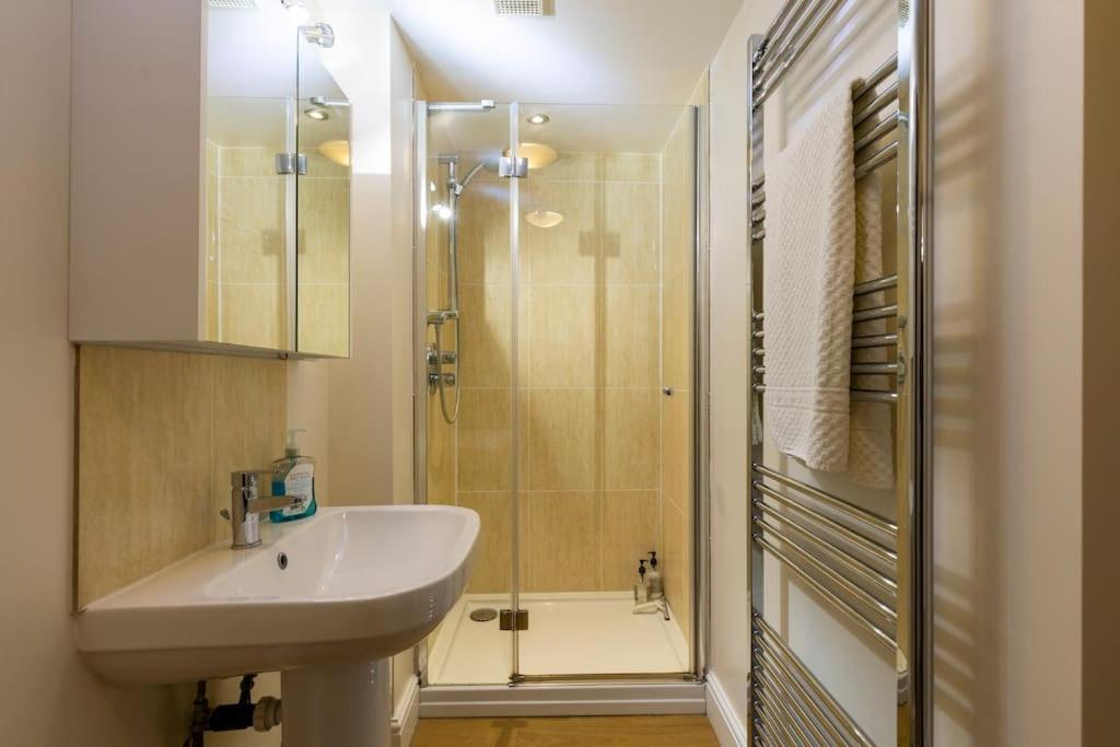 2 Double Bedroom Large Modern Self Contained Apartment Free Parking كامبرلي المظهر الخارجي الصورة