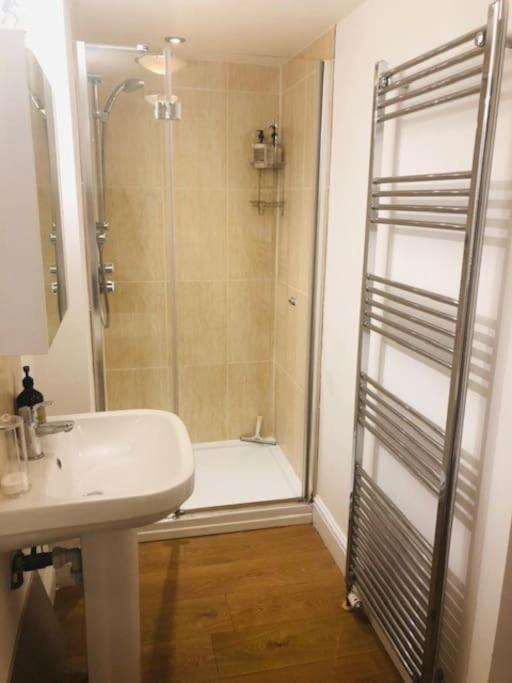 2 Double Bedroom Large Modern Self Contained Apartment Free Parking كامبرلي المظهر الخارجي الصورة