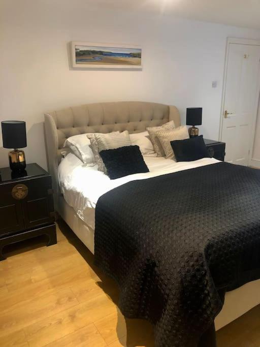 2 Double Bedroom Large Modern Self Contained Apartment Free Parking كامبرلي المظهر الخارجي الصورة