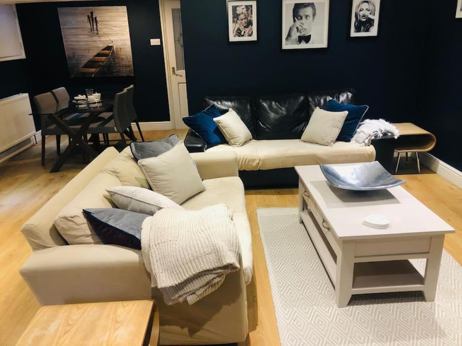 2 Double Bedroom Large Modern Self Contained Apartment Free Parking كامبرلي المظهر الخارجي الصورة